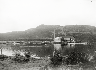 Ångsågen och Kiirunavaara på andra sidan av Luossajärvi våren 1903