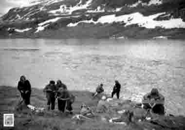 picknick vid en fjällsjö.