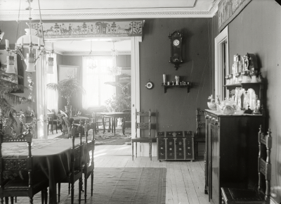 Interiör från ett burgnare hem i Kiruna år 1920.