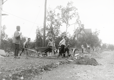Småpojkslaget i arbete. Bilden är förmodligen tagen under 1920-talet, men första året som LKAB hade sommarjobb för skolpojkar var 1905.
