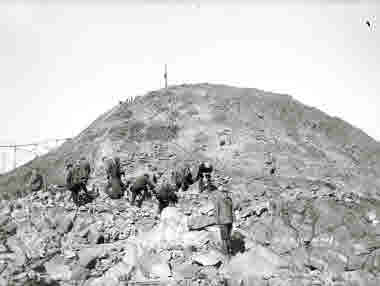 Geologer på studiebesök undersöker Statsrådstoppen, den 10 aug. 1910.