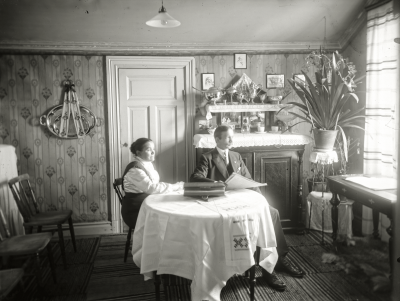 Interiör från hem i Kiruna,2 personer på bilden