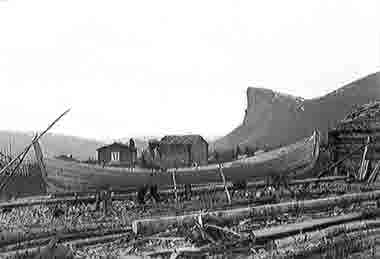 Båtbygge i Aktse, vid porten till Sarek. Med fjället Skierfe i bakgrunden.