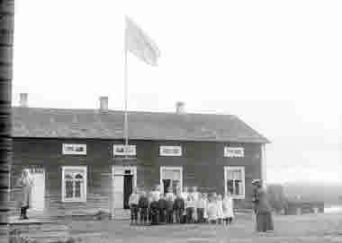 Barngrupp vid gamla arbetsstugan i Korpilombolo år 1913.