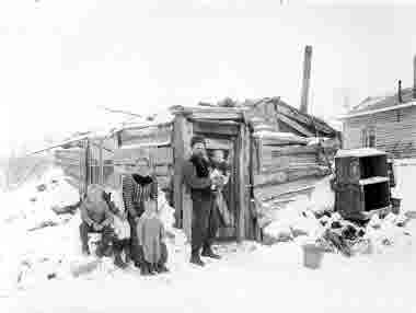 Familjen Söderberg samlad utanför bostaden år 1900. Yngsta dottern Kiruna på faderns arm är samhällets förstfödda.       