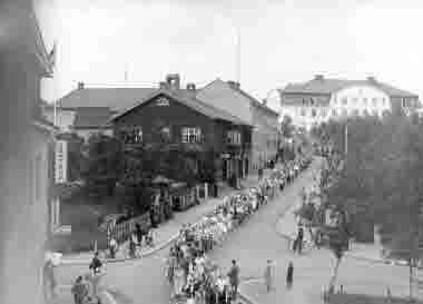 Demonstrationståg i Kiruna på 1940-talet. I bakgrunden syns norska flaggor och en äreport.