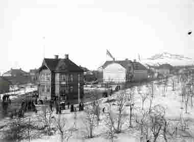 Föreningsgatan i Kiruna år 1910. I förgrunden är apoteket.