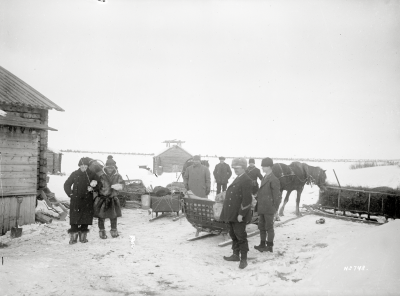 En grupp väntande personer på gårdsplanen i Övre Soppero den 20 mars 1913.