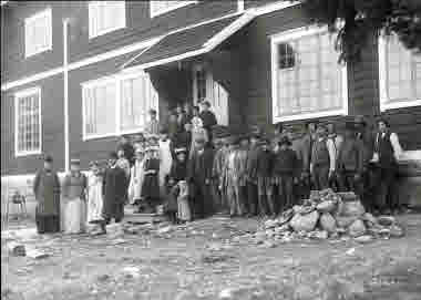 Grupp,barn och äldre, vid nya arbetsstugan i Korpilombolo den 10 september 1913.