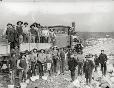 Rallarlag med gruståg utmed Riksgränsbanan omkring 1900 - 1902.