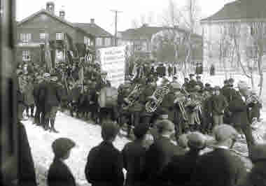 Kiruna Barngille, bildad 1919, har demonstration.