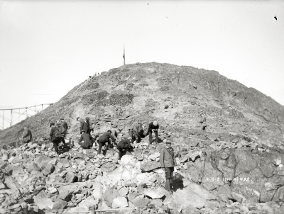 Geologer på studiebesök undersöker Statsrådstoppen, den 10 aug. 1910.