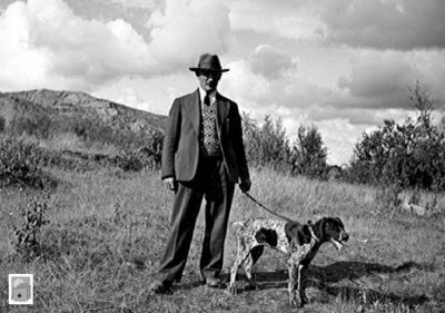 Man ute med sin hund Kiirunavaara i bakgrunden