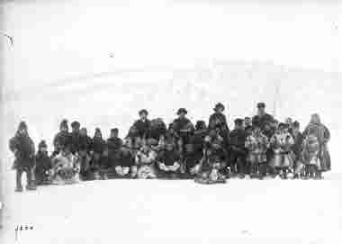 Gruppbild på samebarn med lärarinnor och August Lundberg, Lannavaara den 11 februari 1917.