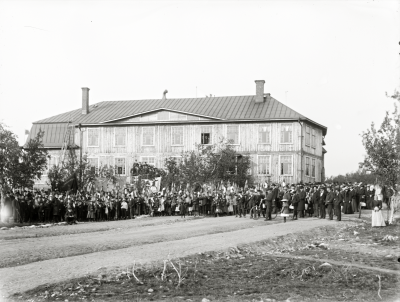 Demonstrationssamling i Kiruna utanför Godtemplarhuset, som invigdes 1902.