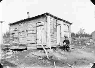 En av de tillfälliga bostäderna, s.k.fläsklåda, år 1900.