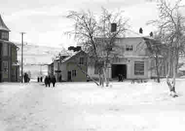 Ateljén flyttad till Föreningsgatan 5 1924, där Borg Mesch hade bostad, fotoateljé och biograf i Palladiumhuset. 