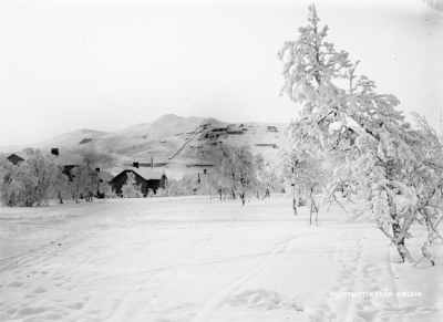 Motiv från Kiruna med Kiirunavaara i bakgrunden år 1908.