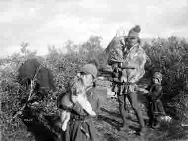 Kauppi med dottern Inga på armen samt två söner den 27 augusti 1911.