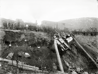 Första ångloket ¨Duvan¨ efter urspårning vid 46:an nära Bergfors station på Riksgränsbanan, norra distriktet 1901. I bakgrunden Nakerivaara.