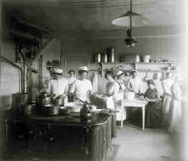 I köket på Abisko Turiststation år 1910.