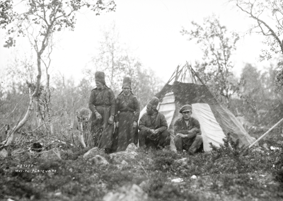Utanför kåtan, bl.a. Peter Amma med samedräkt. Pårtevare, Jokkmokk den 18 september 1915.