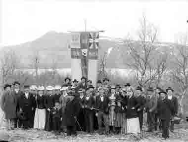  Medlemmar i Nykterhetslogen Kiruna Wapen samlade till fest på Haukivaara år 1902. Som nr två till höger om standaret står ¨handlare¨ Norrbom.