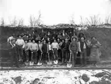 Rallargrupp med spadar och korpar.Årtal mellan 1899 och 1902.