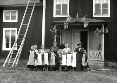 Grupp vid arbetsstugan i Tärendö den 12 september 1913.
