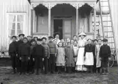 Fröken Engelmark och fru Svedelius med barn från arbetsstugan i Arvidsjaure den 23 september 1913.