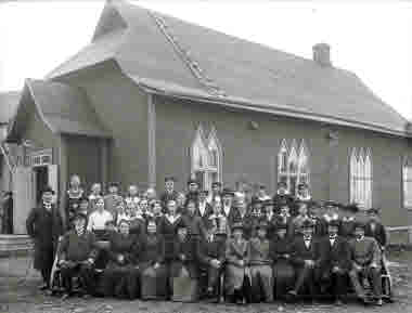 Gruppbild tagen vid babtist-kyrkan.