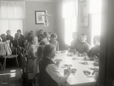 Mellanmål för barnen på arbetsstugan i Arvidsjaure den 23 september 1913.