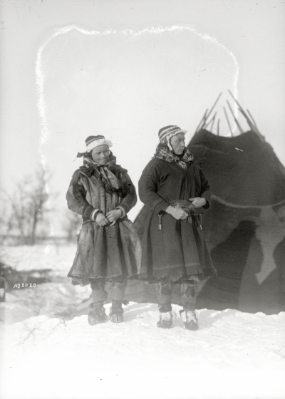 Två Karesuandokvinnor i vinterdräkt år 1915.