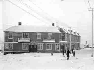 Hus i Kiruna med cafe´biljard,pappershandel m fl 1920.