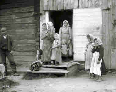 Margareta Stöckels hus i Kattuvuoma. Den äldre kvinnan heter Ida Salmi. Bilden är tagen på sommaren 1914.