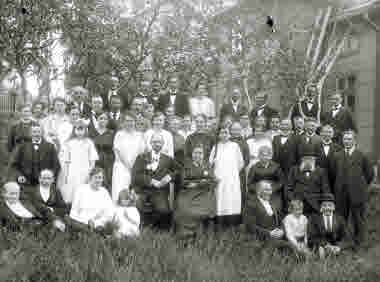 Högtidsdag gruppbild kring 1920.