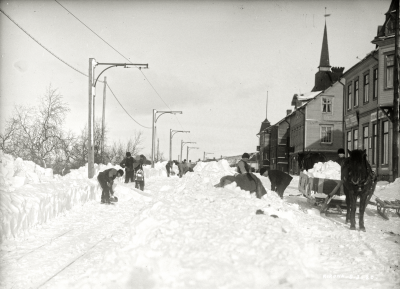 Snöröjning av spårvägen, Hjalmar Lundbohmsvägen den 20 mars 1920.
