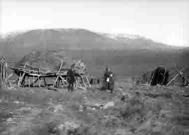 Alma Vaara och Lars Levi Pingi vid bostället, Rautasluspa den 6 oktober 1915.