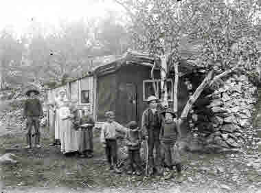 Familjen Hammars bostad 1900. Detta var den första privatbostaden inom Kiruna stadsplan och var belägen strax ovanför järnvägsstationen intill Järnvägsgatan. 