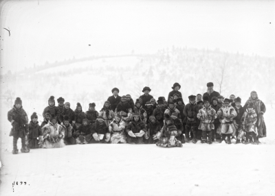 Gruppbild på samebarn med lärarinnor och August Lundberg, Lannavaara den 11 februari 1917.
