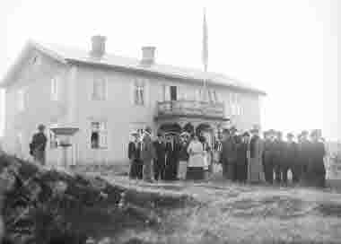 Gruppbild vid arbetsstugan i Arvidsjaure den 23 september 1913.