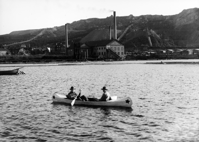 Två scouter i kanot Luossajärvi omkr. 1918