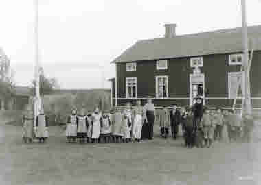 Barngrupp vid arbetsstugan i Pello den 13 september 1913.