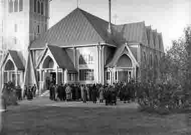 Arvidsjaures kyrka med deltagare i riksdagen för samer i förgrunden, den 3 augusti 1937.