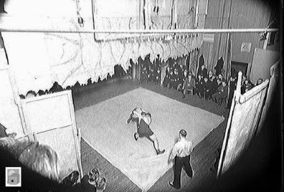 Brottningsmatch på Folkets hus scen i Kiruna.