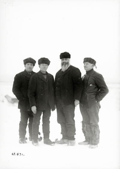 Skäggprydde predikanten August Lundberg flankeras av öst-laestadianska predikanterna fr.v. J.P.Wikman, L.Larsson Palo ¨Palon-Lassi¨ och norrmannen Olli Kamo.