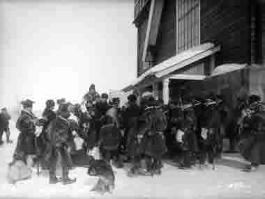 Landshövding Sydow bland samer utanför Karesuando kyrka den 23 mars 1913.