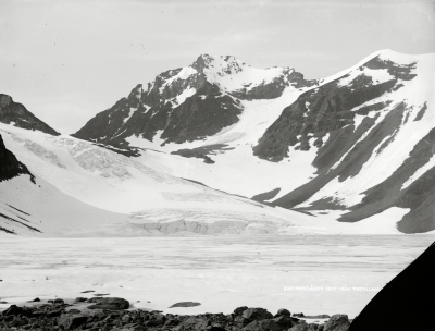 Kassassatjåkko sett från stranden av Tarfallajökeln
