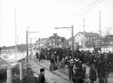 Demonstrationståg på Hjalmar Lundbohmsvägen omkring 1910.