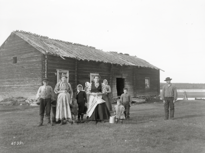 Grupp på gårdsplan till den hundra år gamla gården i Junosuando. Foto från år 1914.